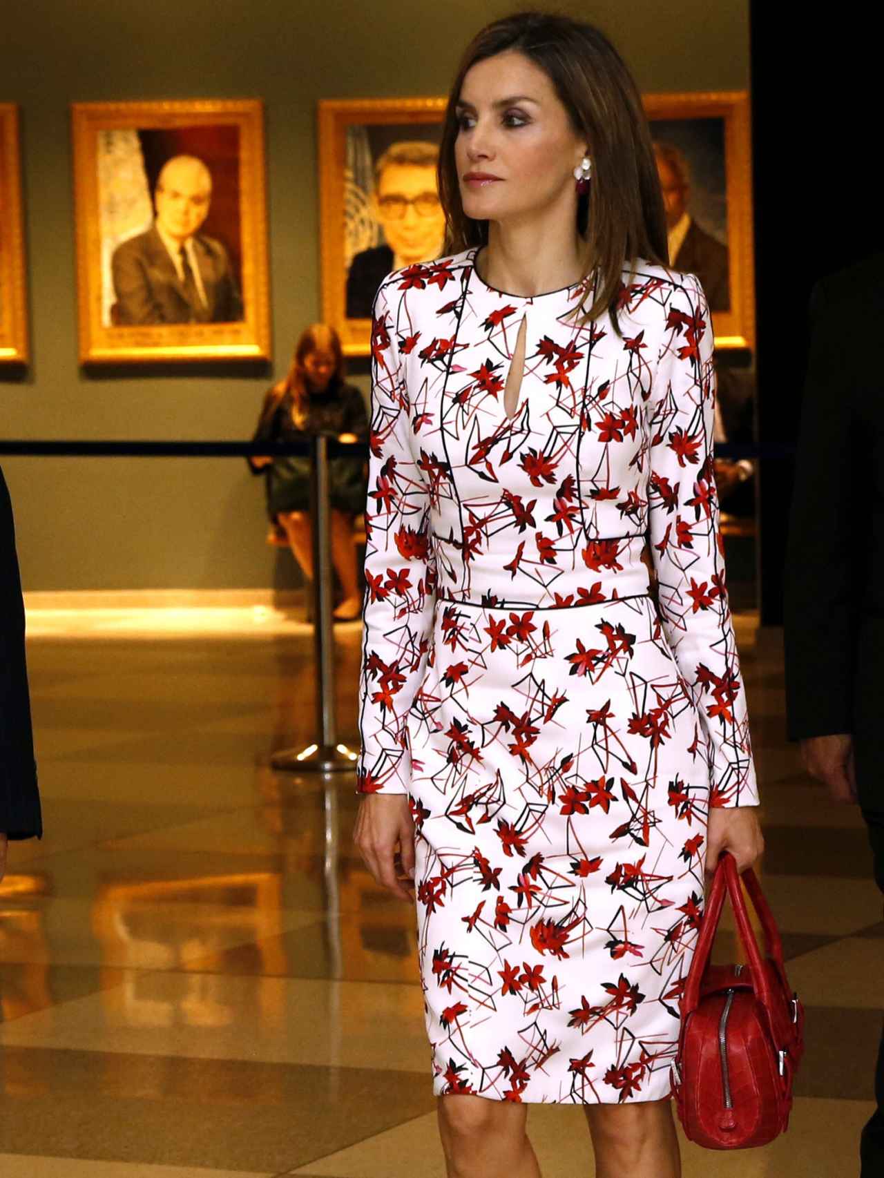 Letizia optó por un traje blanco con estampado en rojo para su primera aparición en Nueva York.
