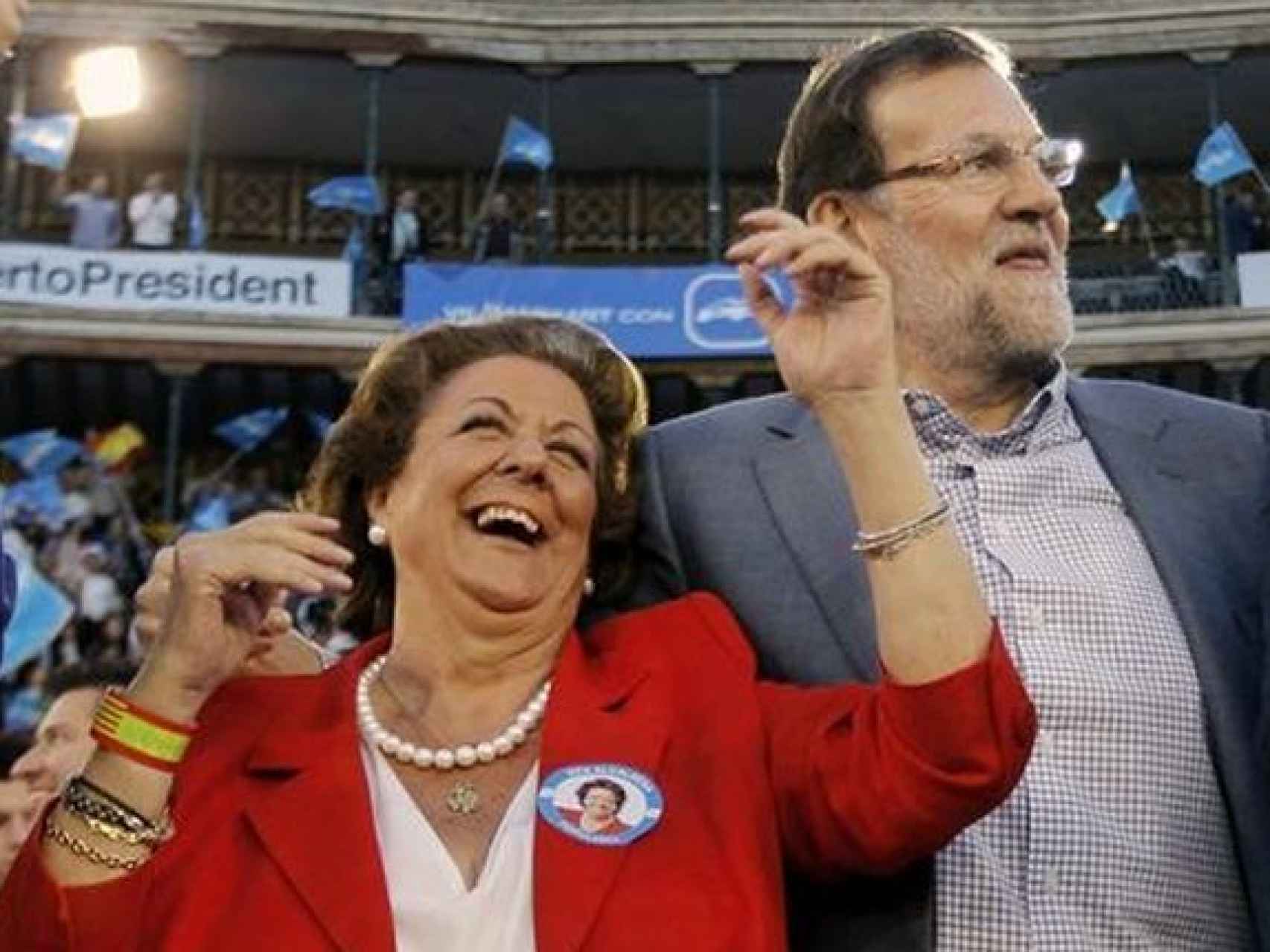 La exalcaldesa de Valencia, Rita Barberá, junto a Mariano Rajoy en un mitin