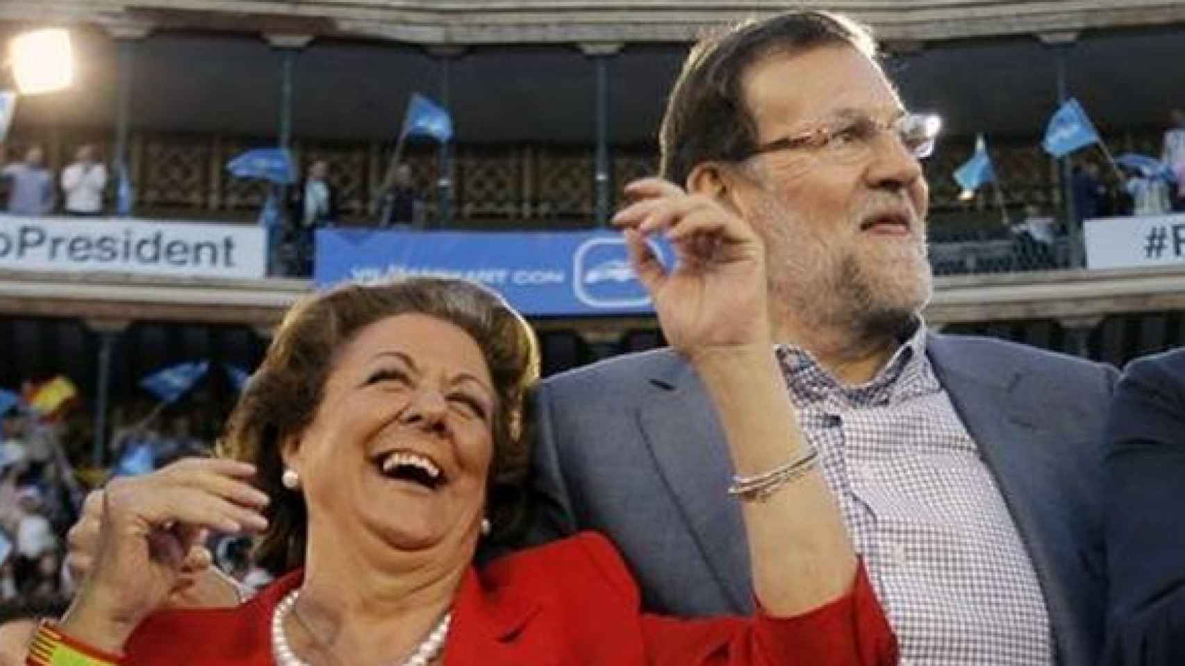 La exalcaldesa de Valencia, Rita Barberá, junto a Mariano Rajoy en un mitin en la plaza de Toros/ EFE / ARCHIVO