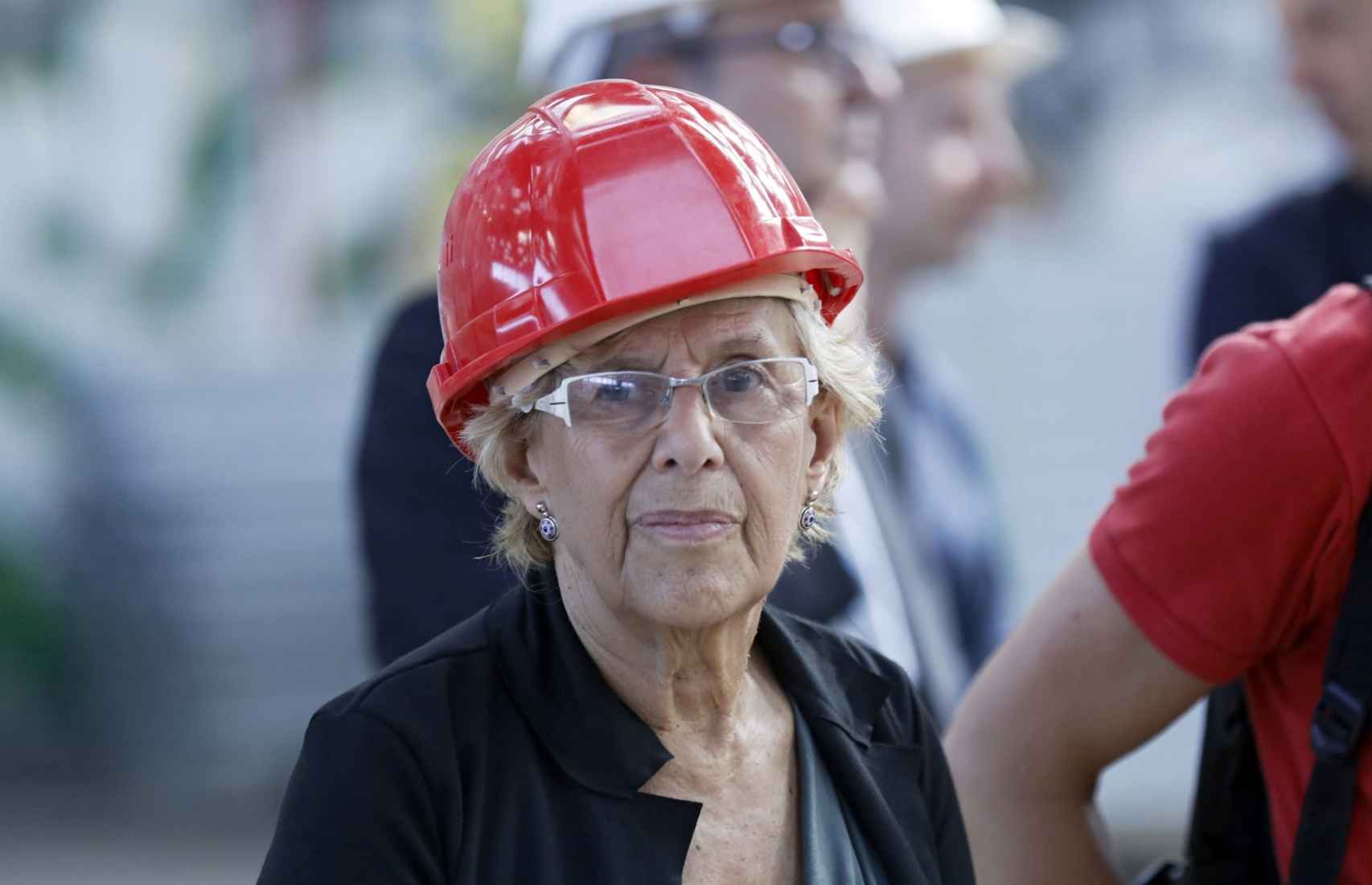 La alcaldesa de Madrid durante su visita un campo de refugiados en construcción en París.