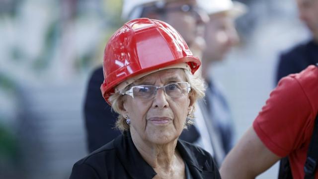 La alcaldesa de Madrid durante su visita un campo de refugiados en construcción en París.