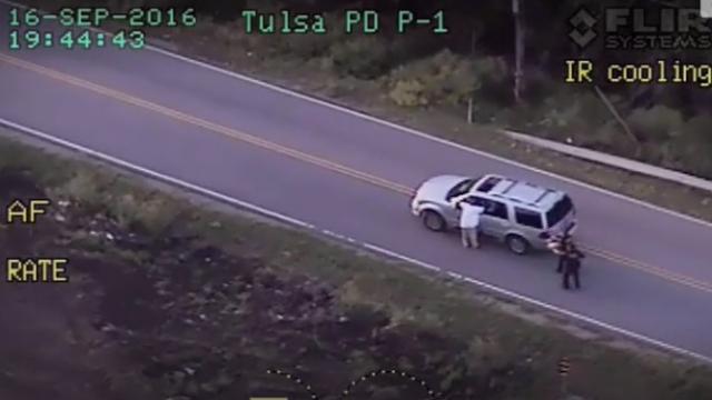 La policía apunta al conductor de este vehículo en Tulsa, Oklahoma (EEUU), antes de dispararle.