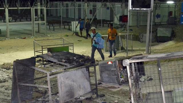 Las personas huyen del incendio en el campo de refugiados de Moria (Lesbos, Grecia).