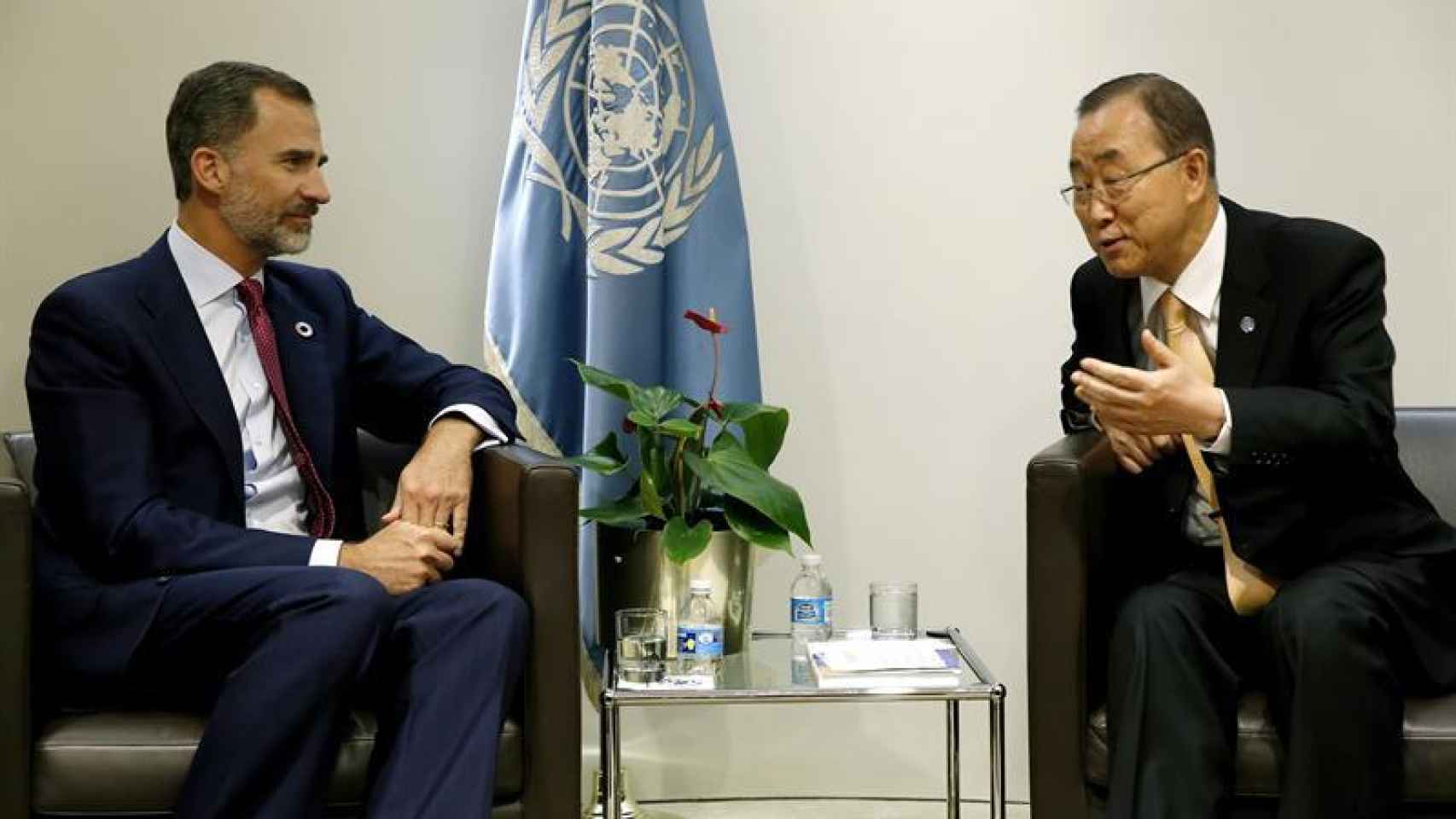 El rey conversa con Ban Ki-moon en la reunión que han mantenido en la ONU.
