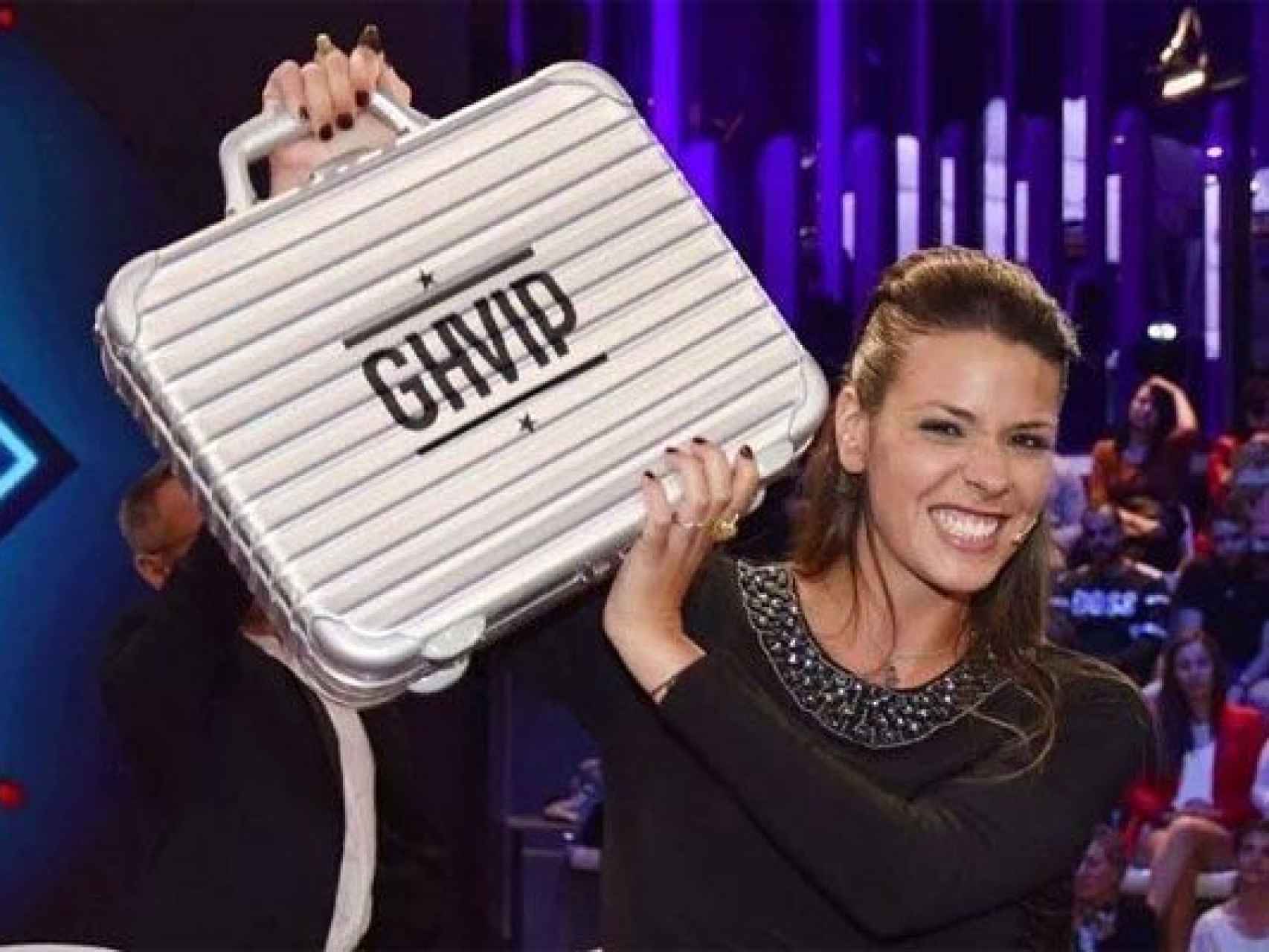 Laura Matamoros con el maletín de ganadora de GH en sus manos