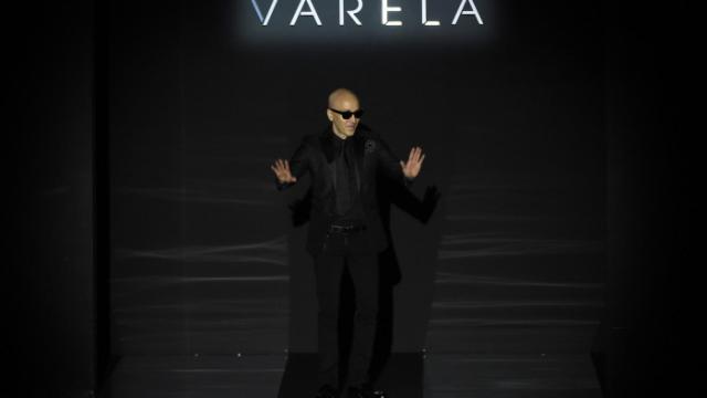 Varela sale a saludar tras el desfile.