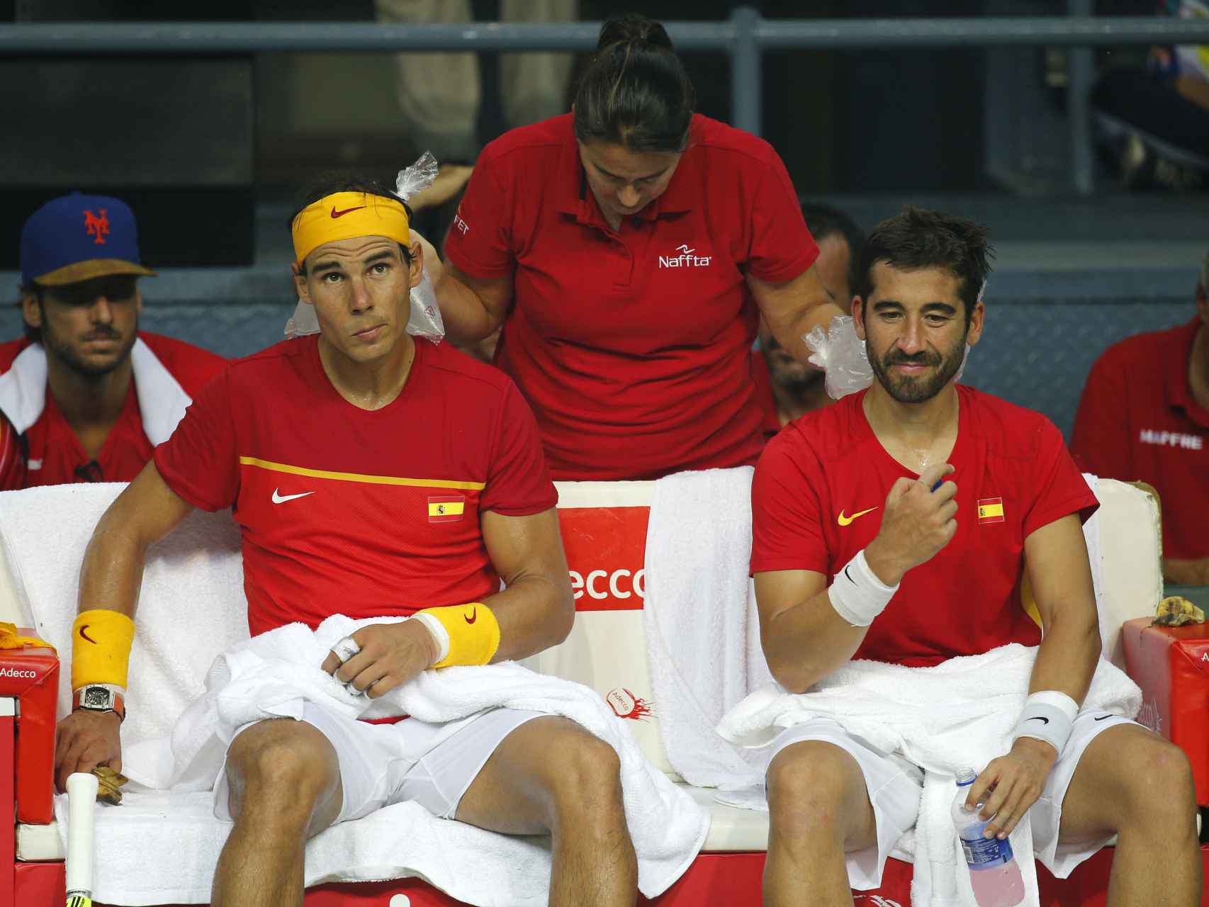 Nadal, Cochita Martínez y Marc López durante el dobles de la Copa Davis.