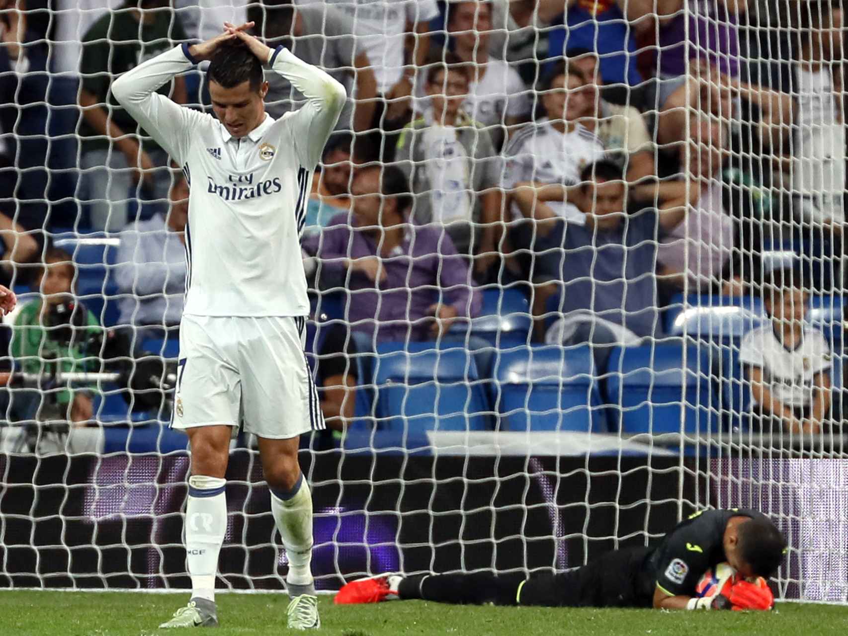 Cristiano Ronaldo se lamenta después de una ocasión errada.
