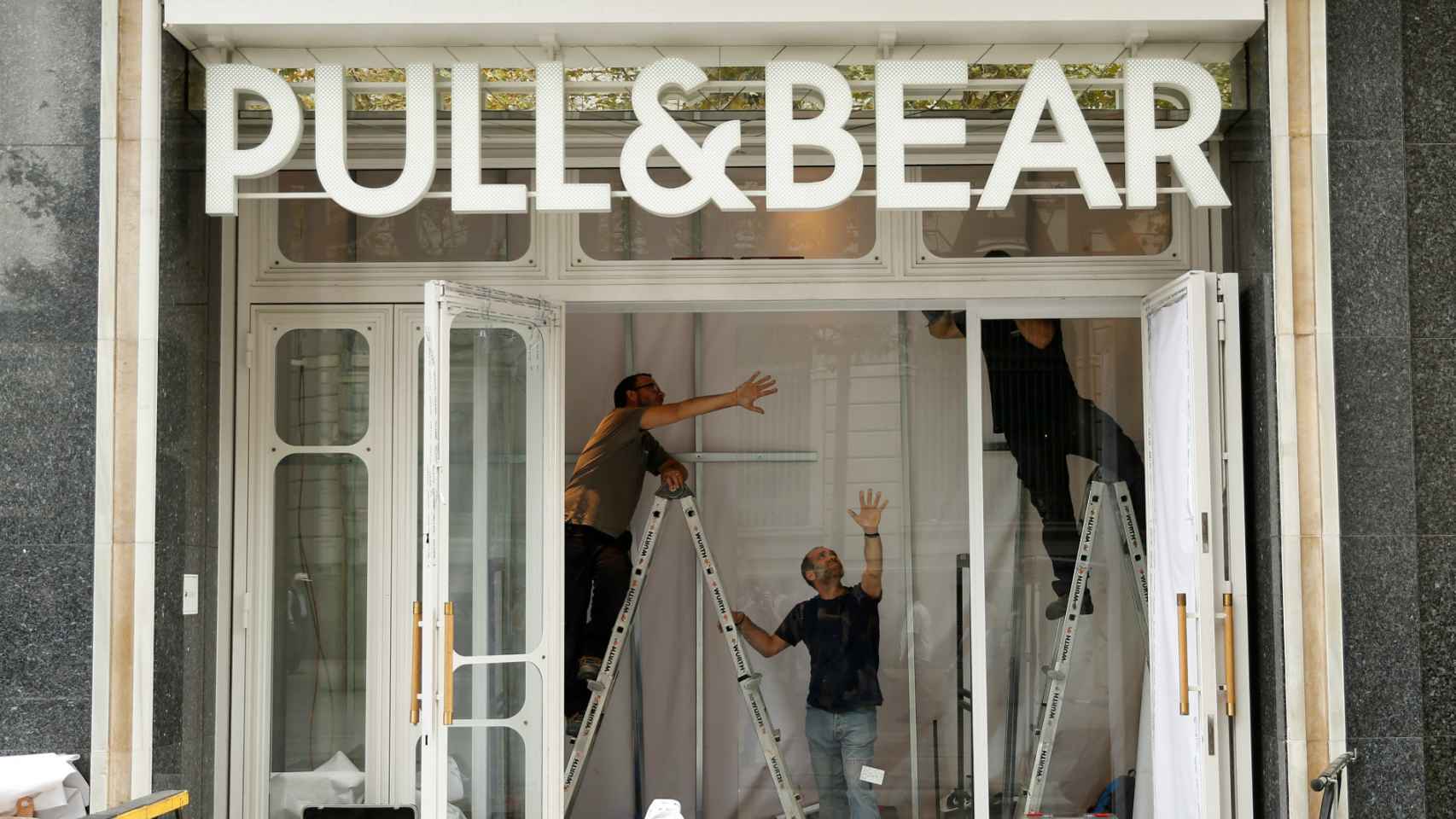Obras en una de las tiendas de Pull & Bear en Barcelona.