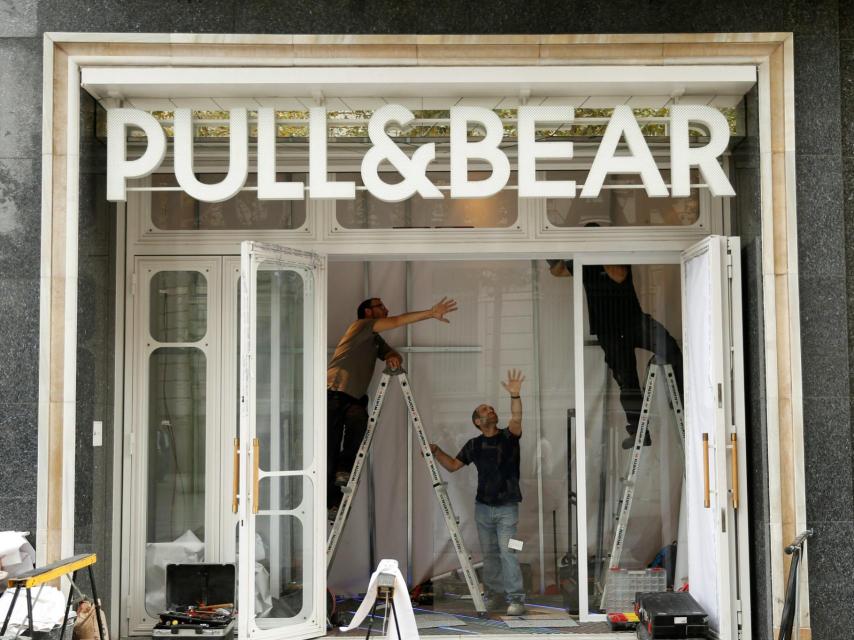 Obras en una de las tiendas de Pull & Bear en Barcelona.