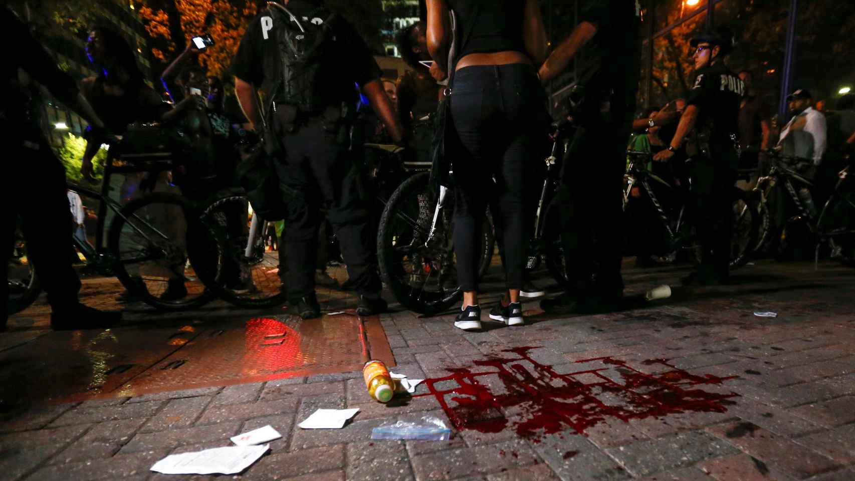 Una mancha de sangre durante las protestas de Charlotte.