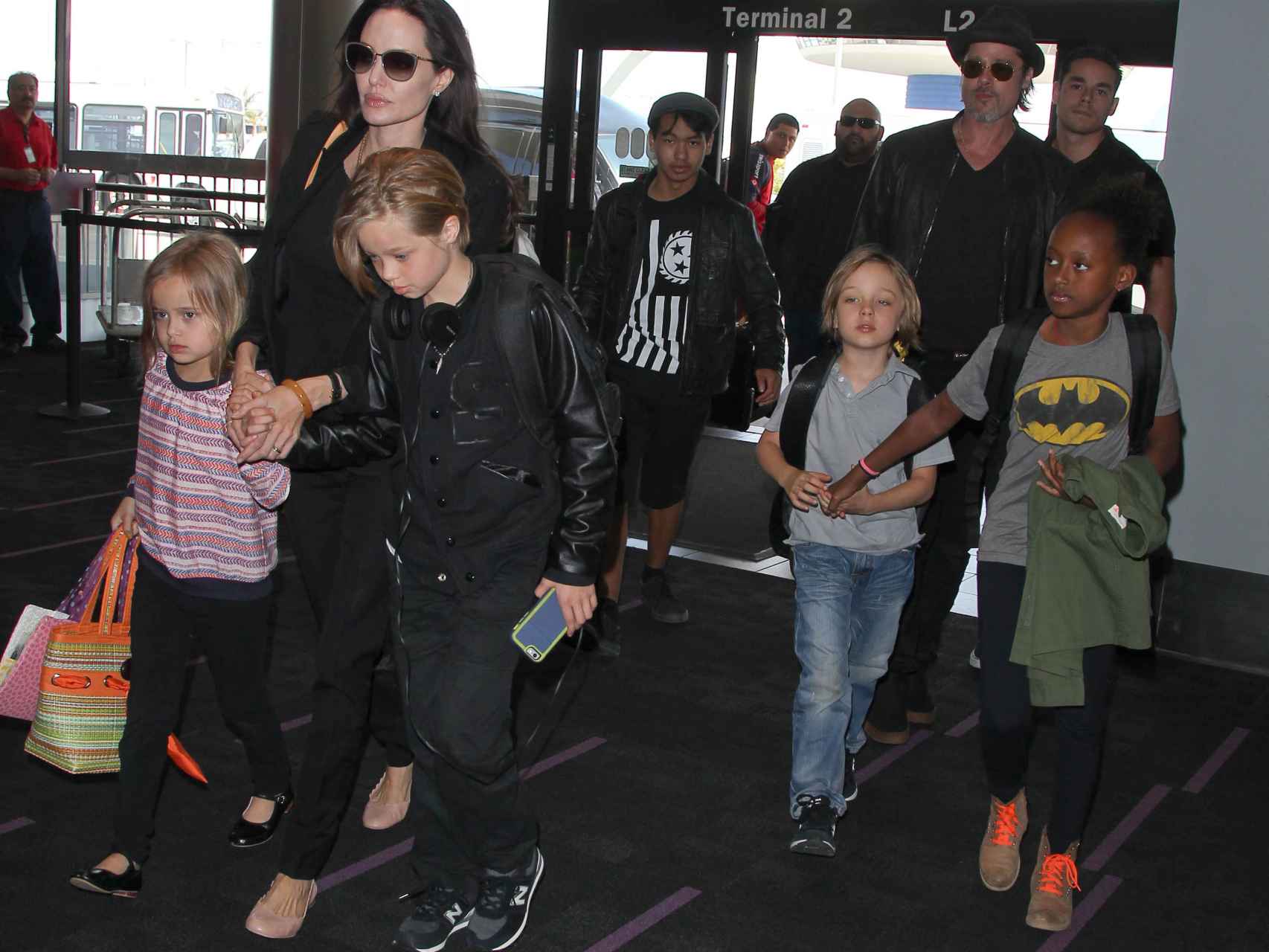 La familia al completo a su llegada al aeropuerto