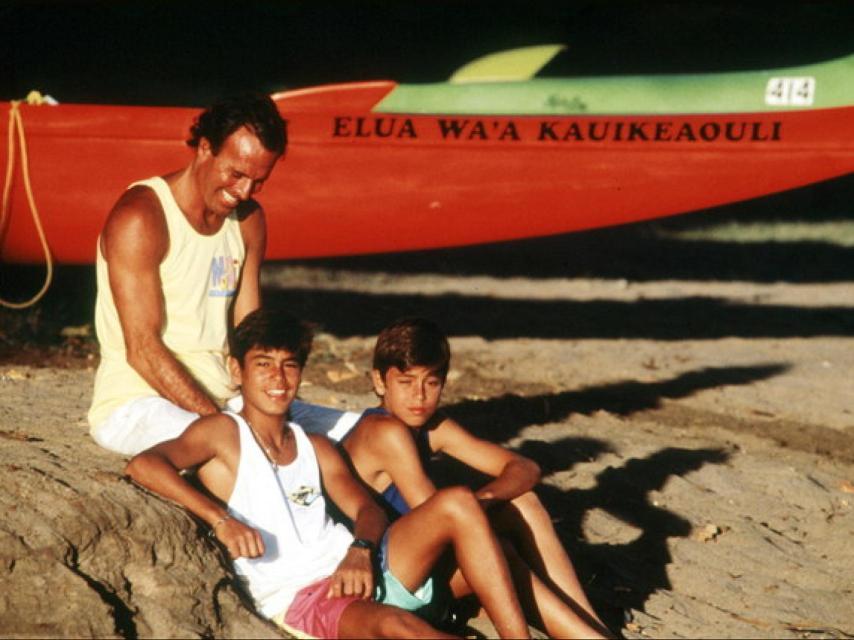 Julio Iglesias con dos de sus hijos, Julio José y Enrique.