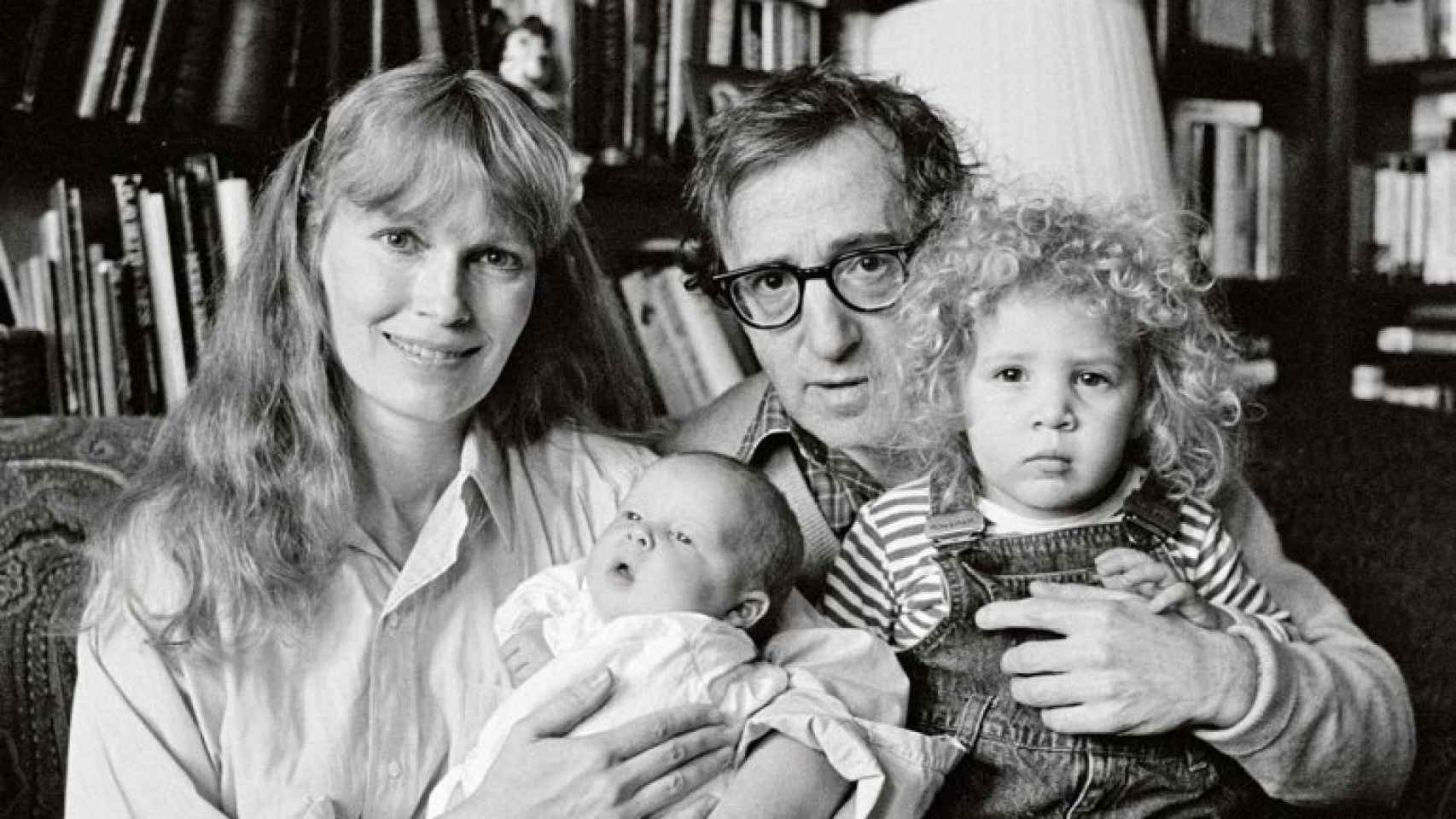 Mia Farrow y Woody Allen con sus hijos Dylan y Ronan.