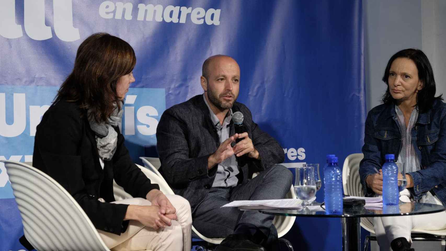 El candidato de En Marea, Luis Villares, conversa con Carolina Bescansa en su ciudad natal