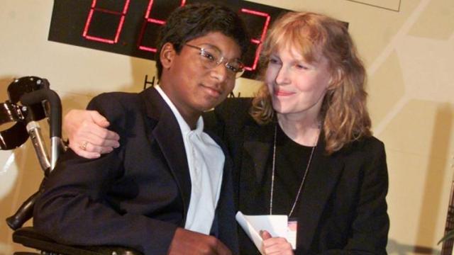 Mia Farrow junto a su hijo Thaddeus.