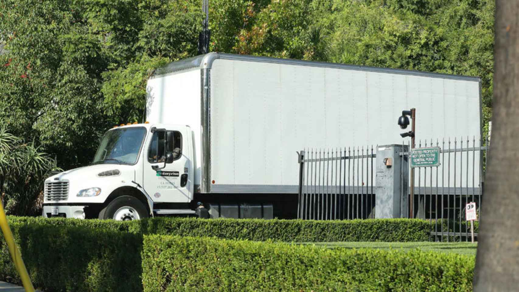 Camión de la mudanza saliendo de la casa de Brad Pitt y Angelina Jolie