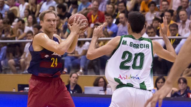 Brad Oleson con el balón en un amistoso contra el Betis.