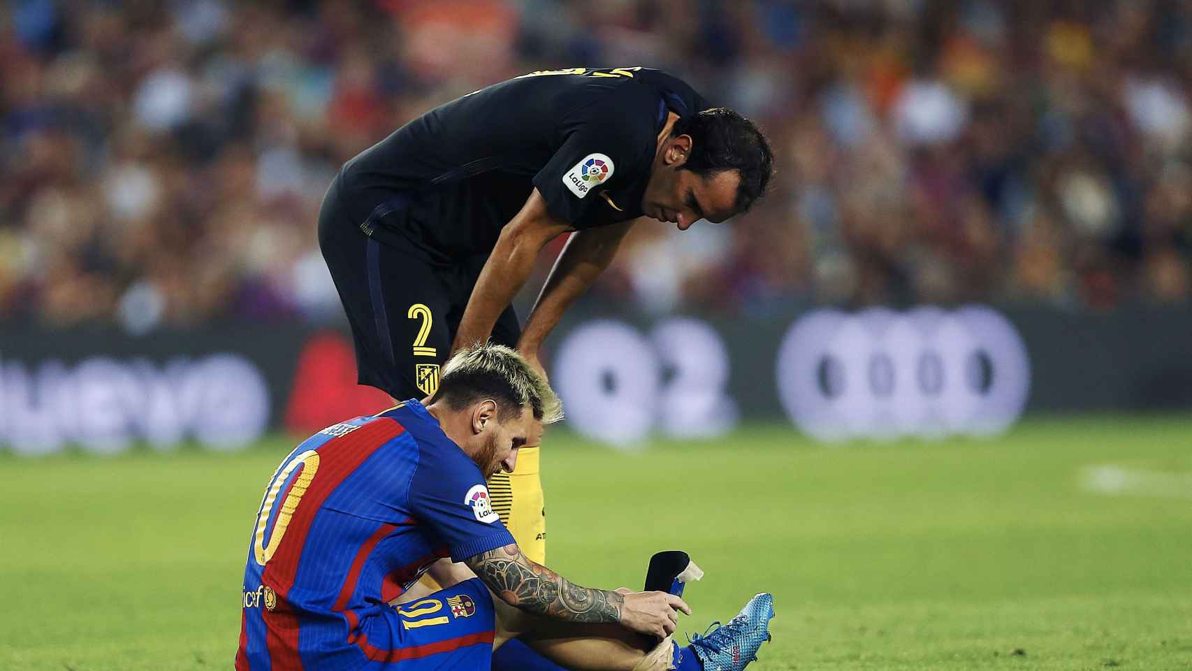 Godín se interesa por Leo Messi tras caer lesionado