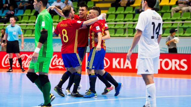 Los jugadores de la selección celebran un gol.