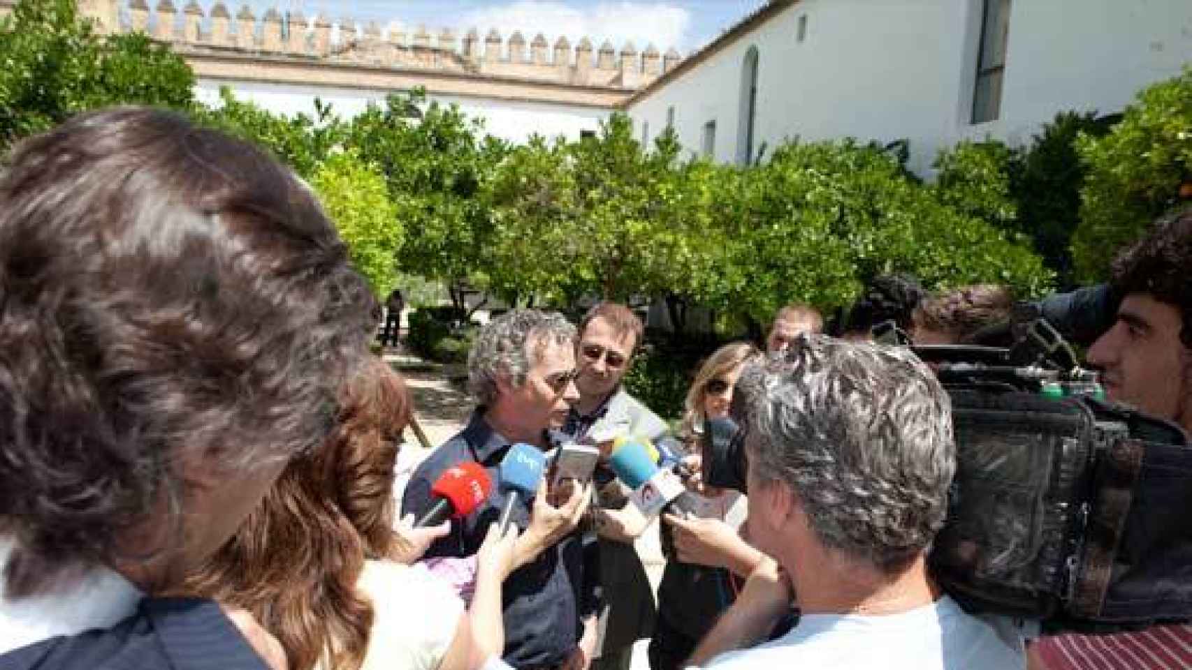 Falcones habla con la prensa durante una gira promocional.