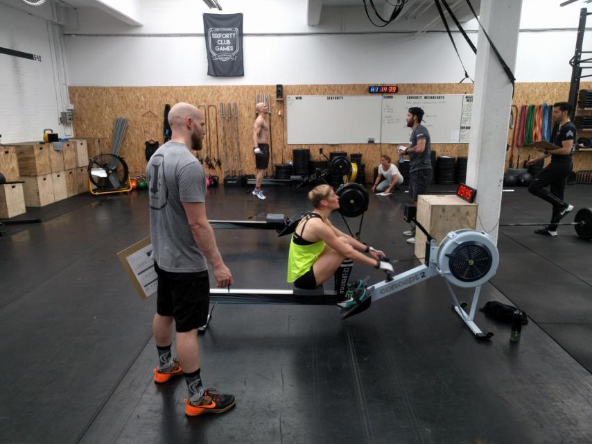 Entrenamiento de CrossFit en un gimnasio.