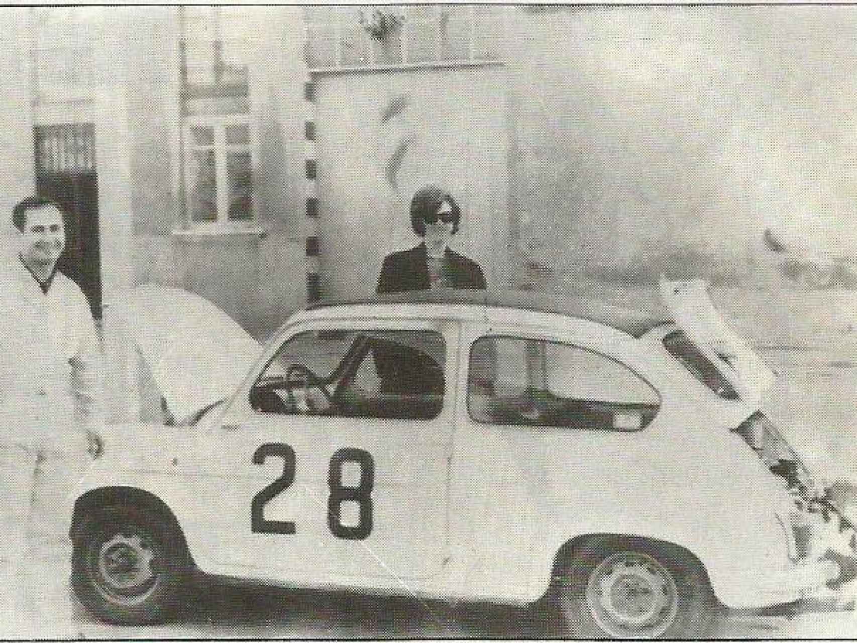 Francisco Simo Cabezas y el empresario y deportista secuestrado y muerto. En la imagen, con su mujer ante su vehículo de competición como piloto.