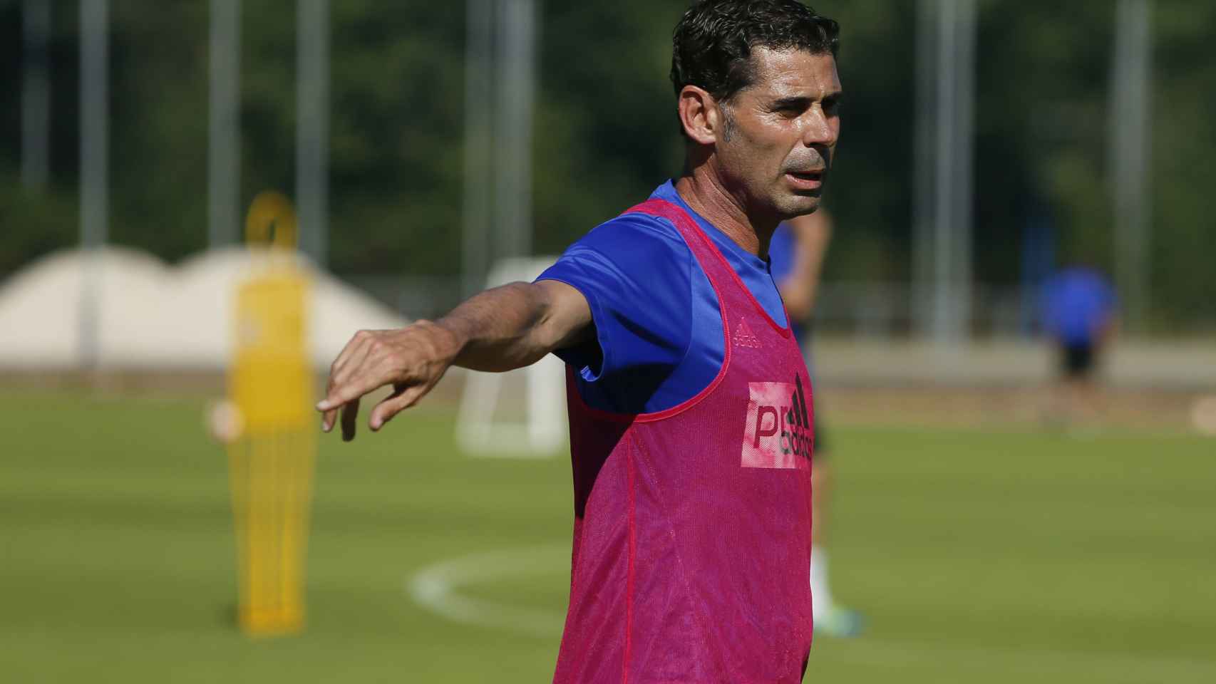 Fernando Hierro da indicaciones en un entrenamiento.