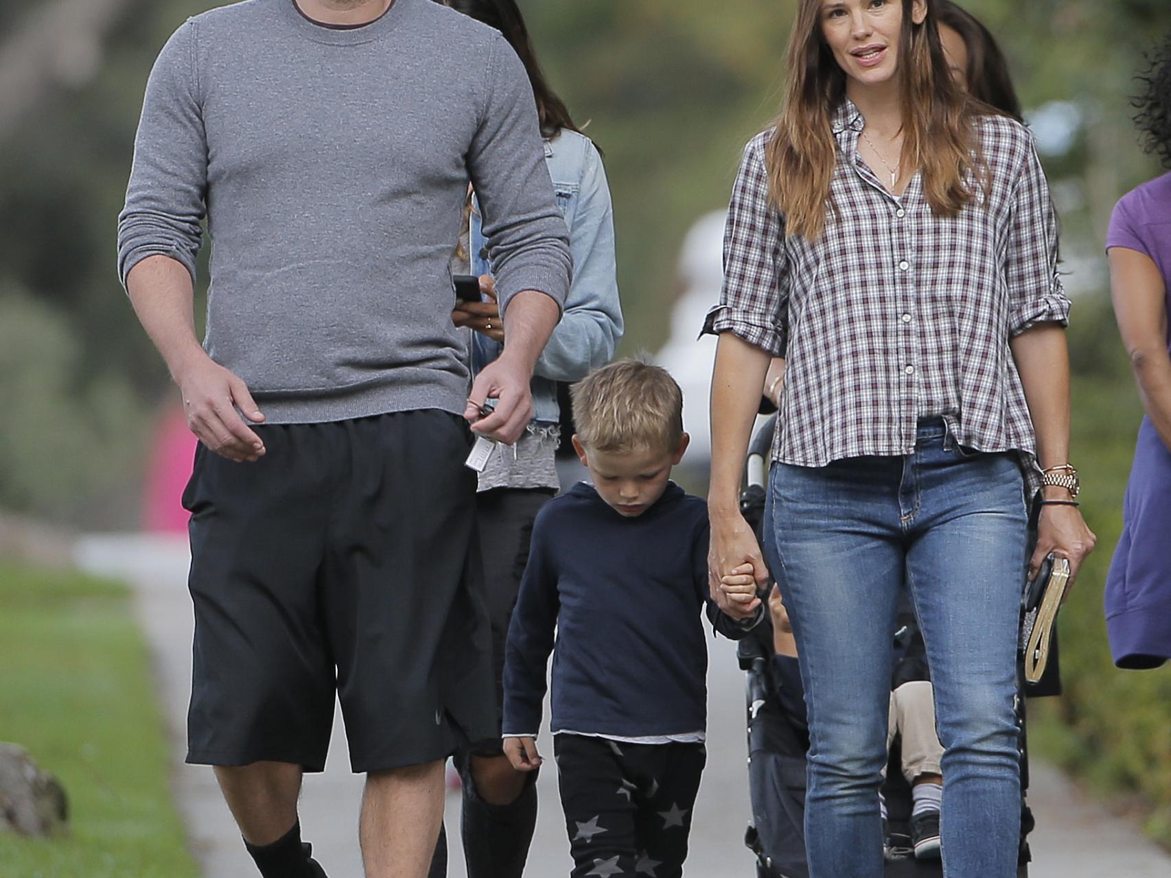 Ben Affleck y Jennifer Garner pasean junto a su familia.