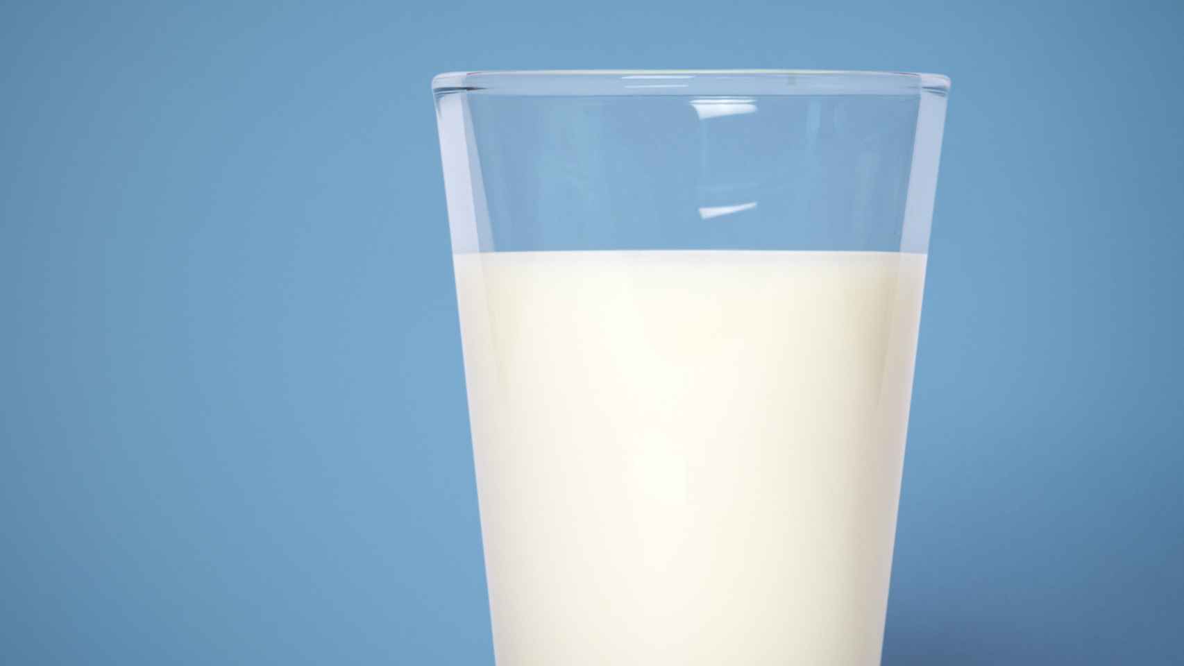 Un vaso de leche.