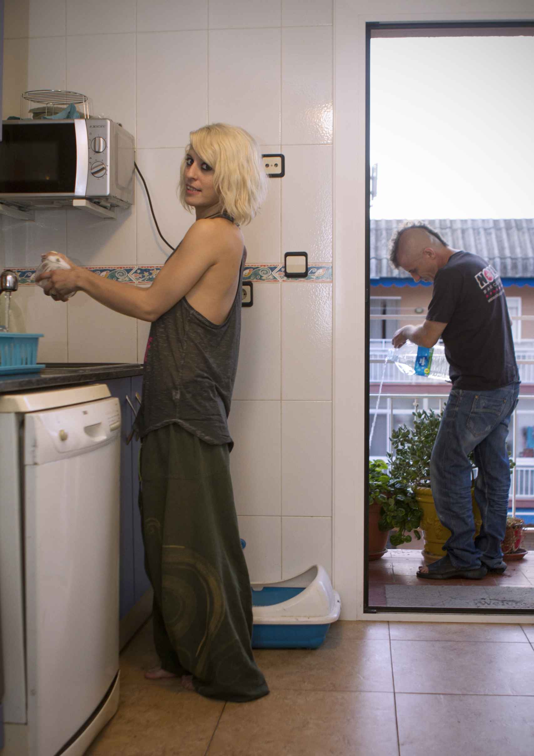 La pareja, en la cocina de su casa. Foto: Carles Mercader