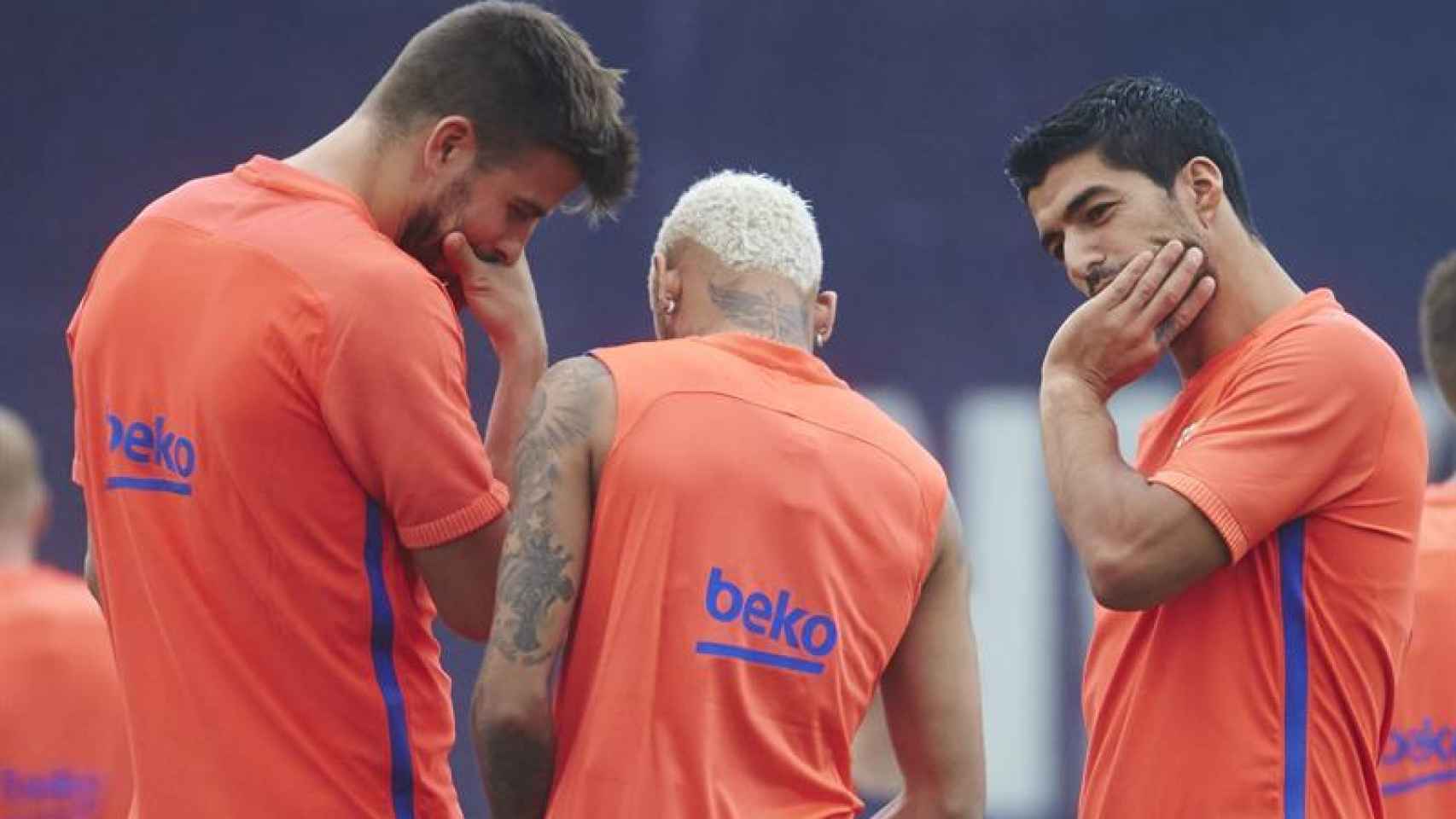 Los jugadores del Barcelona, durante el entrenamiento previo.