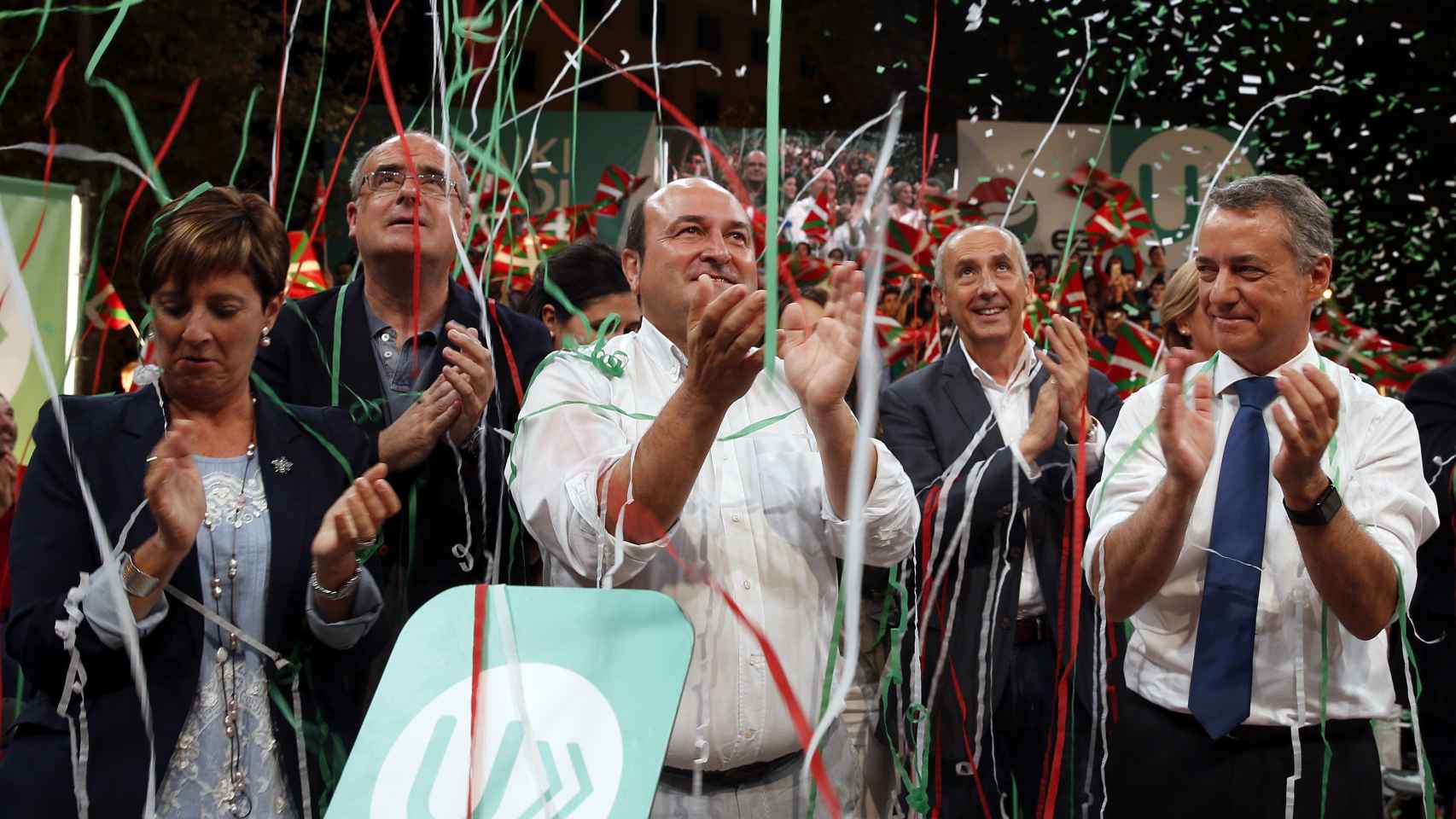 El lehendakari y candidato a la reelección por el PNV, Iñigo Urkullu (d), junto al presidente del partido, Andoni Ortuzar (c), en el cierre de la campaña electoral con un acto en El Arenal de Bilbao