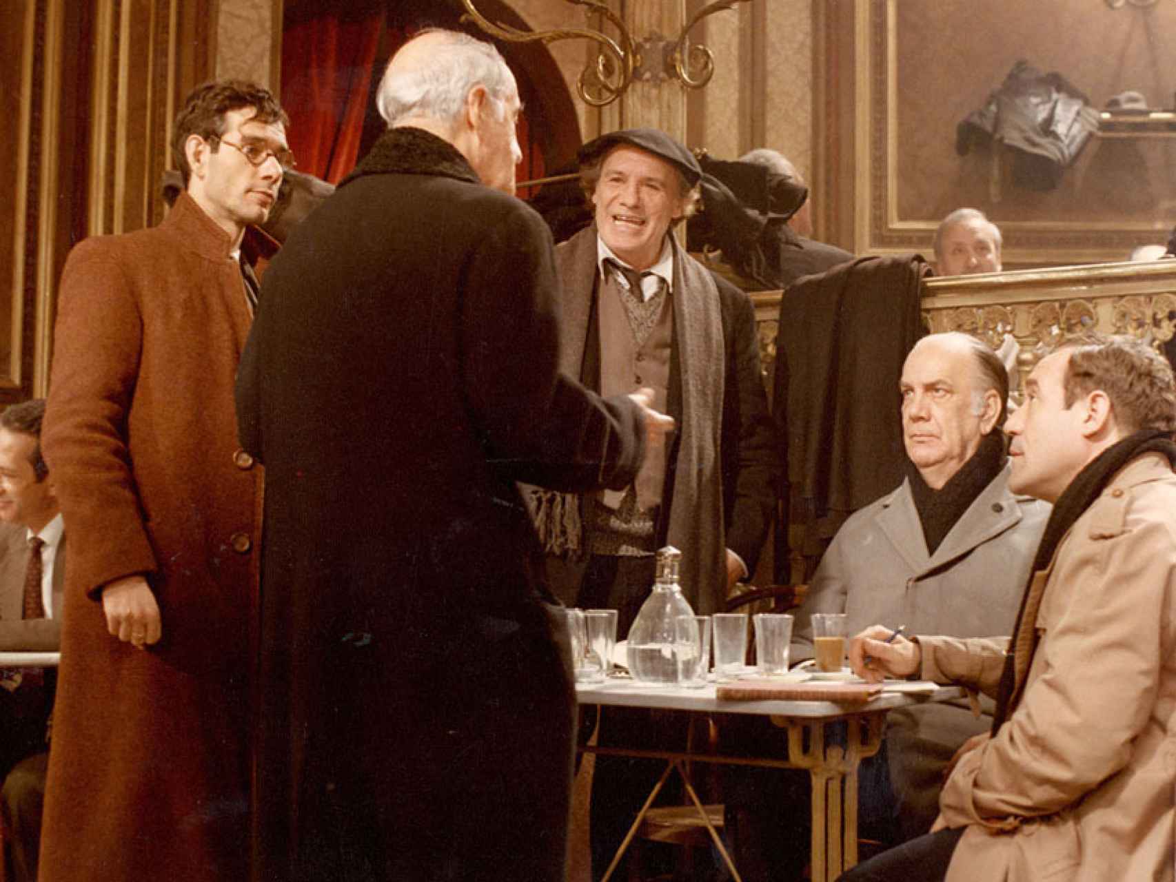 Escena de la versión cinematográfica de La colmena, de Mario Camus, en 1982.