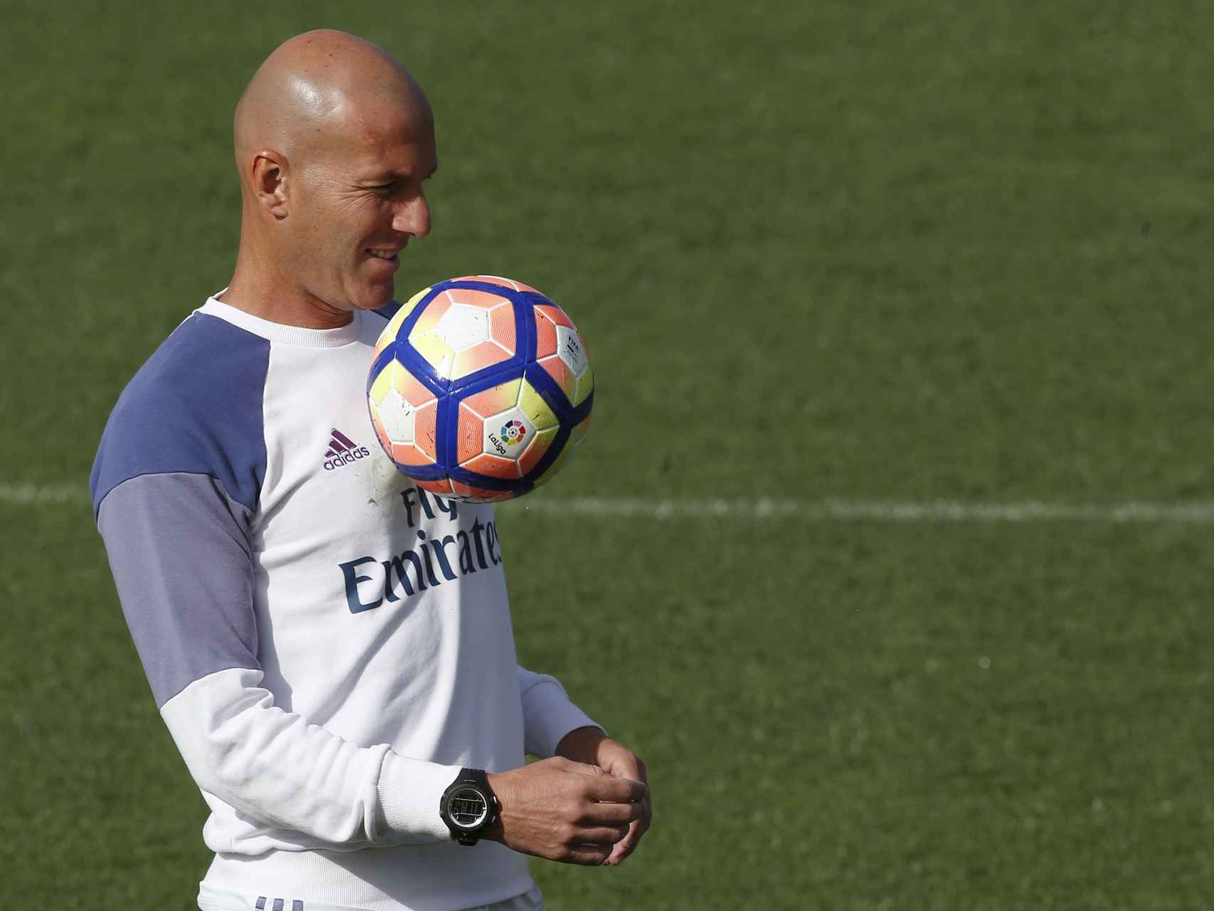 Zidane controla un balón durante un entrenamiento.