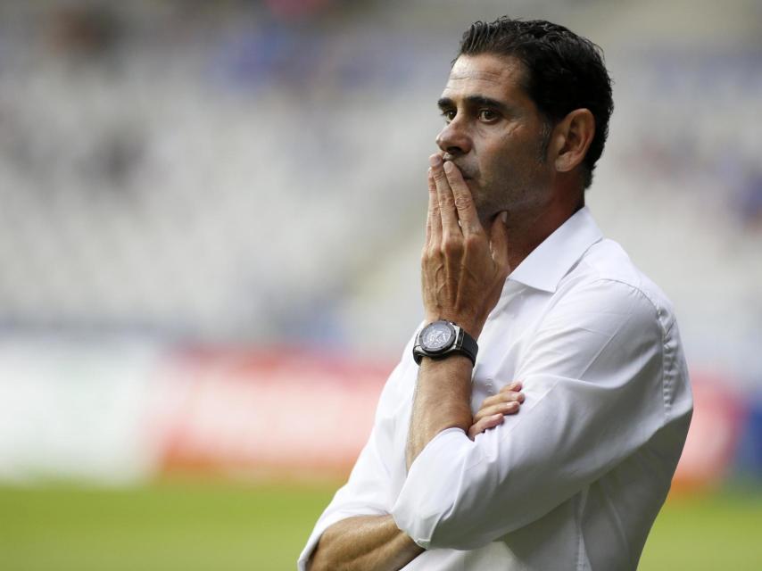 Fernando Hierro, pensativo durante un encuentro.