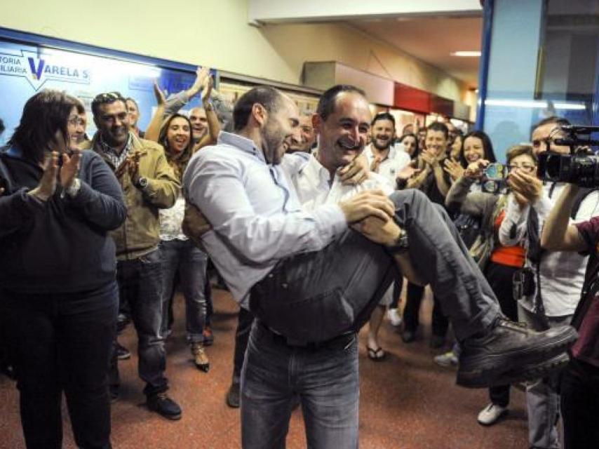 Pérez Jácome, líder del partido, celebra los resultados de las municipales de 2015.