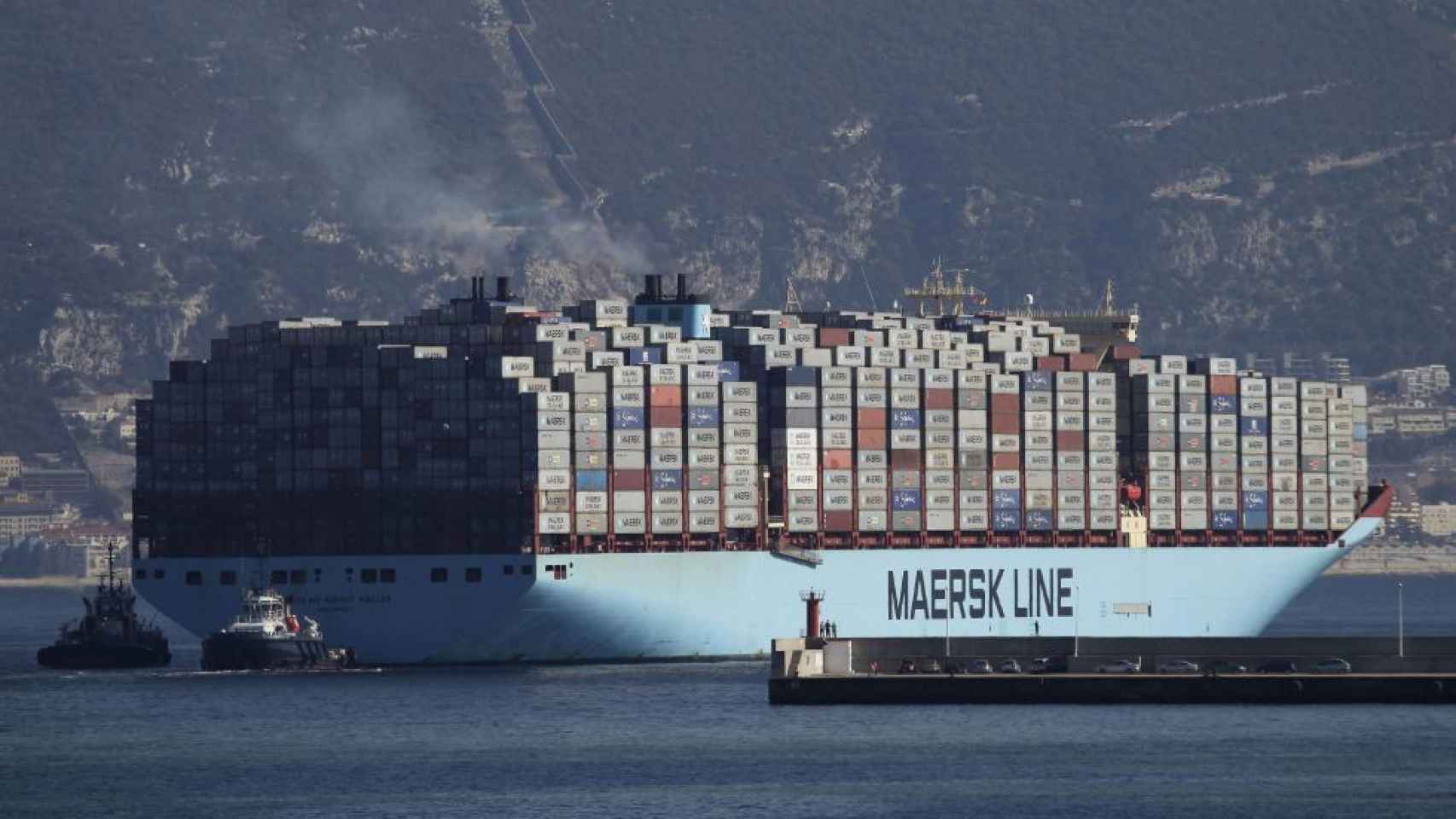 Un barco de Maersk a la salida del puerto de Algeciras.