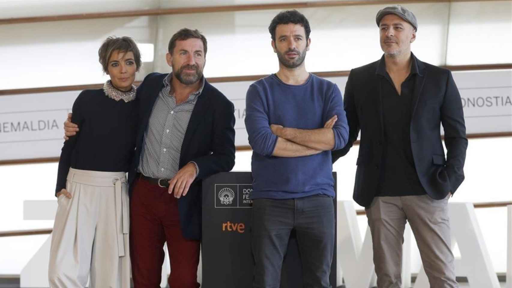 Rodrigo Sorogoyen junto al equipo de la película en San Sebastián.