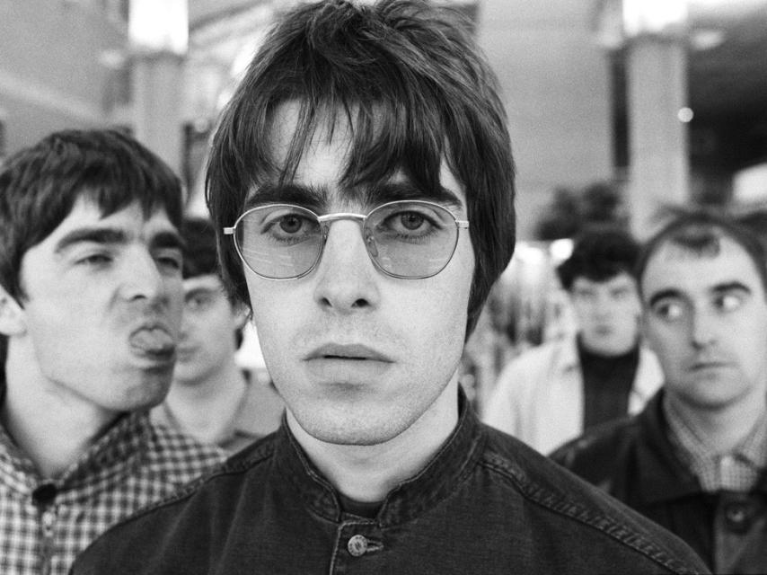 En primer plano los hermanos Gallagher, constructores y destructores del grupo Oasis.