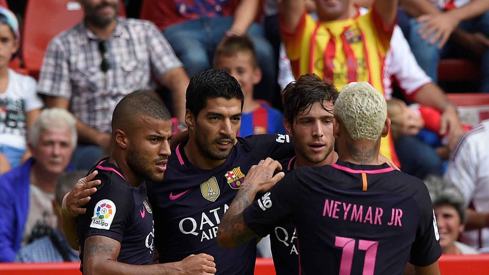 Los jugadores del Barcelona celebran un gol en El Molinón.