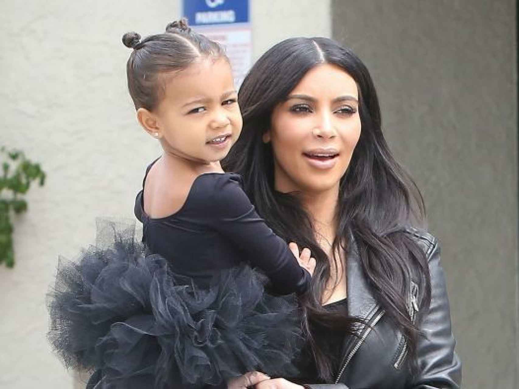 Kim Kardashian con su hija en brazos