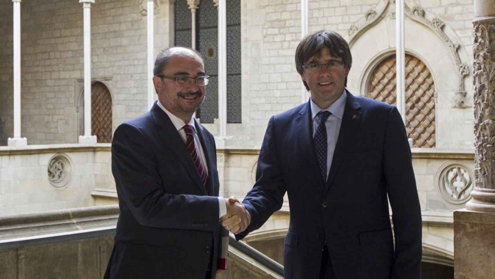 Los presidentes de la Generalitat, Carles Puigdemont, y de Aragón, Javier Lambán.