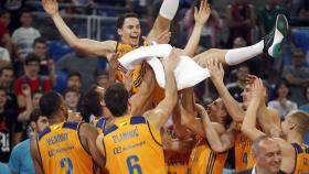 Los jugadores del Gran Canaria mantean a Kyle Kuric.