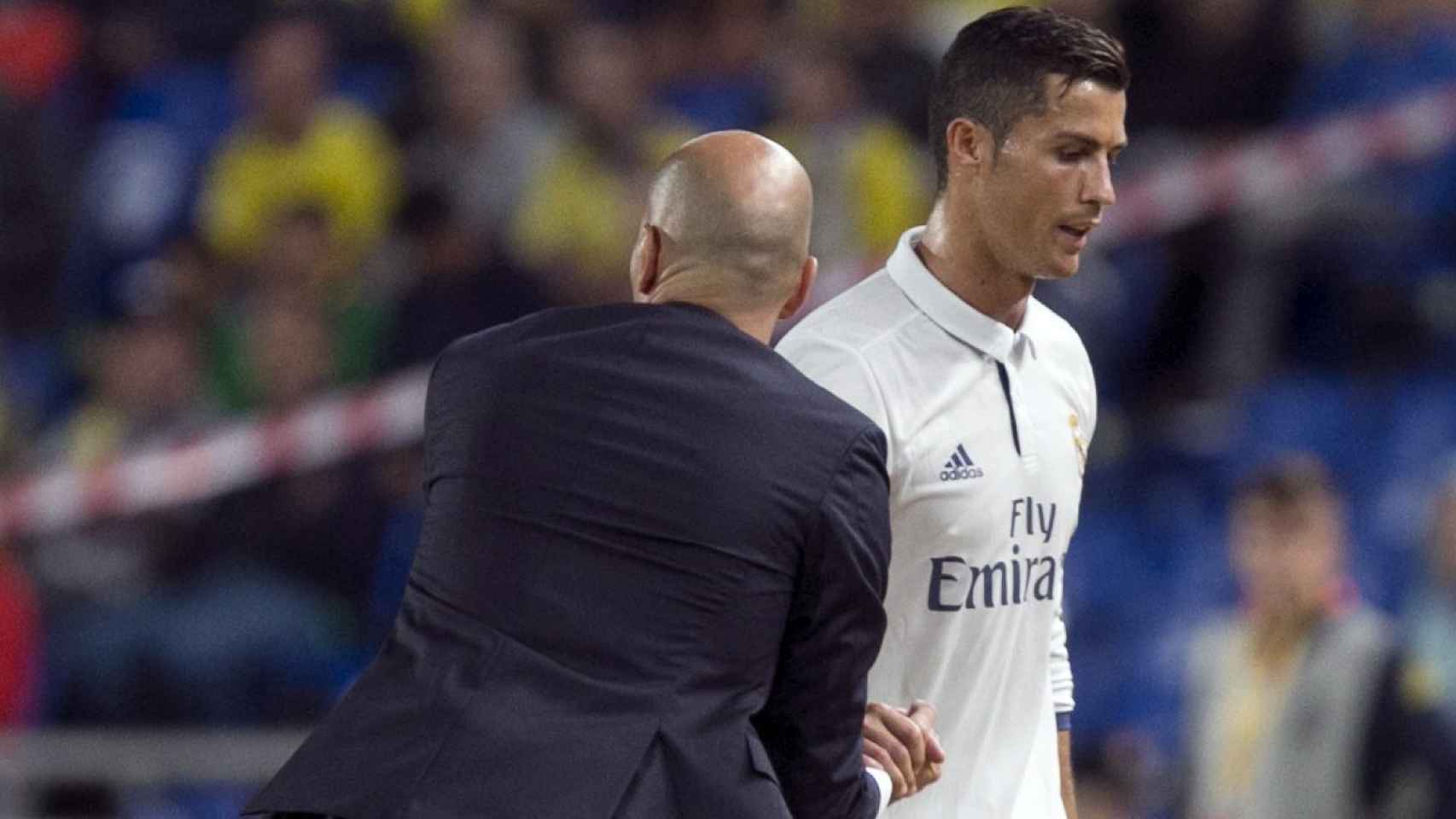 Zidane saluda a Cristiano en el momento del cambio.