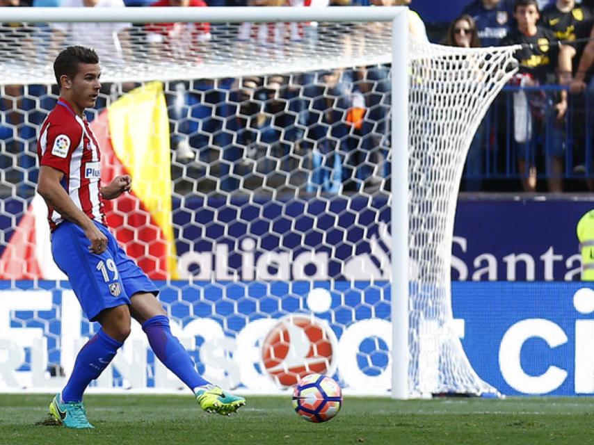 Lucas da un pase en el partido ante el Deportivo.