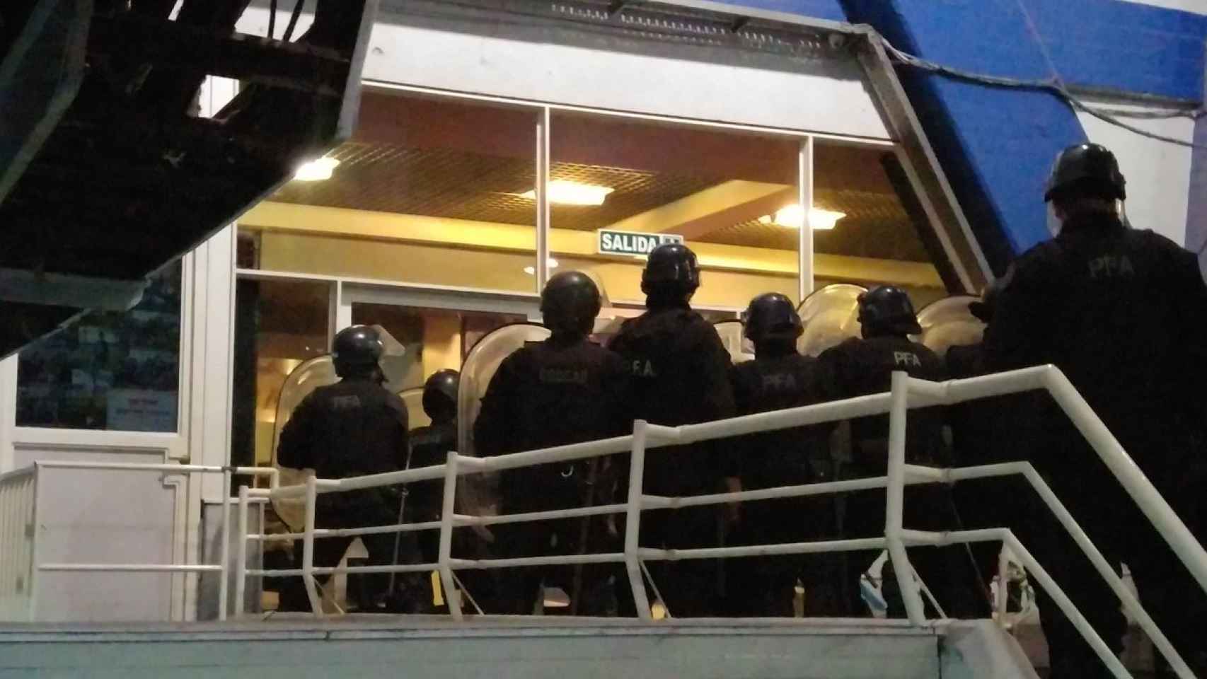 La policía argentina ante el vestuario de Vélez.