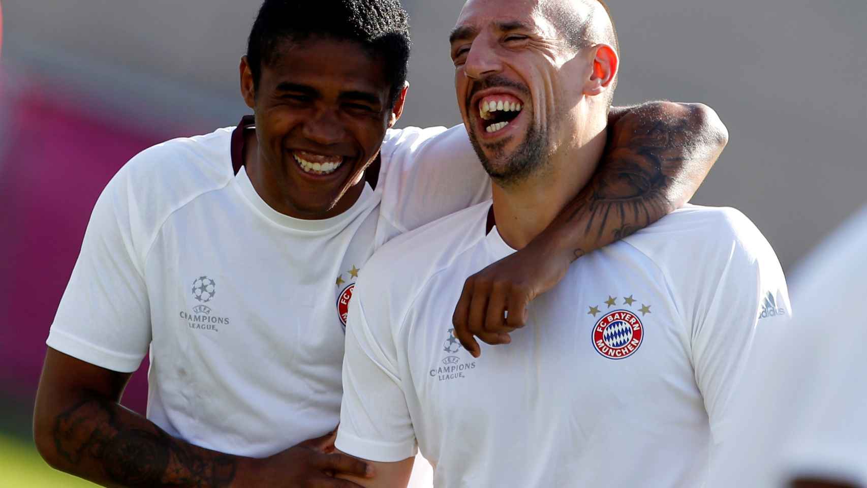 Ribéry sonríe junto a Douglas Costa en un entrenamiento.