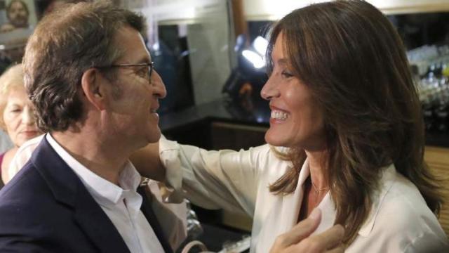 Alberto Núñez Feijoo abraza a su novia, Eva Cárdenas, tras conocer su victoria.