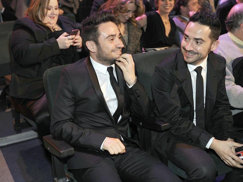 Carlos y Juan Antonio ríen al unísono en plena gala.